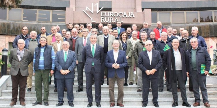 El presidente y Director General de Eurocaja Rural destacan la labor promocional y comercializadora de Oleotoledo y el apoyo de la entidad al sector agroalimentario El presidente y Director General de Eurocaja Rural destacan la labor promocional y comercializadora de Oleotoledo y el apoyo de la entidad al sector agroalimentario