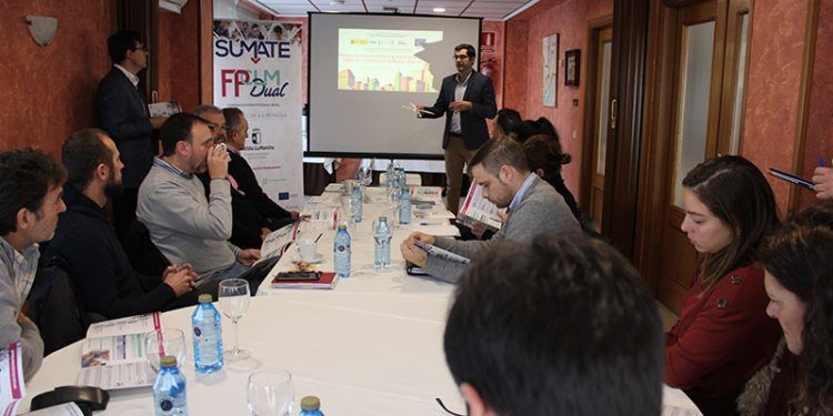 Empresarios de Guadalajara se reúnen en Azuqueca de Henares para hablar de transformación digital y conocer la FP Dual Empresarios de Guadalajara se reúnen en Azuqueca de Henares para hablar de transformación digital y conocer la FP Dual