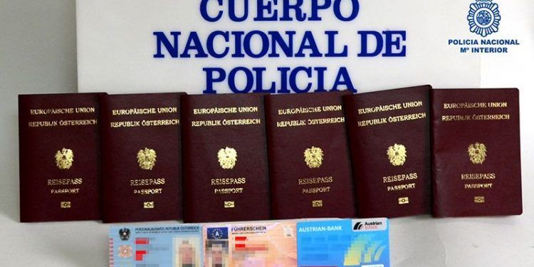 La Policía Nacional detiene en Guadalajara, a las puertas del Ferial Plaza, a una ciudadana extranjera con documentos de identidad falsificados