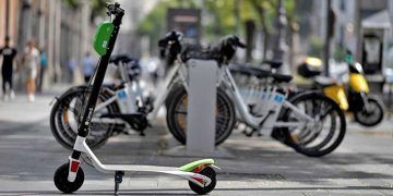 La DGT aclara que está prohibido circular por aceras y zonas peatonales con patinetes eléctricos