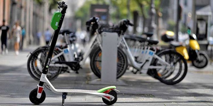 La DGT aclara que está prohibido circular por aceras y zonas peatonales con patinetes eléctricos