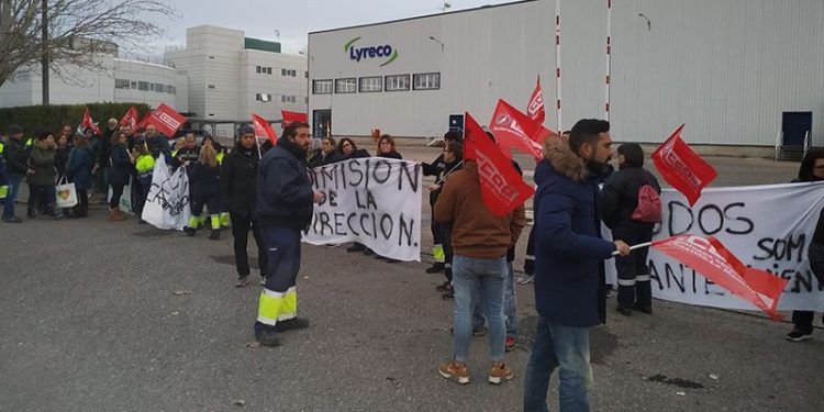 Más del 85% de la plantilla de Lyreco secunda el primer día de la Huelga indefinida contra la política unilateral de recortes de personal vía externalizaciones Más del 85% de la plantilla de Lyreco secunda el primer día de la Huelga indefinida contra la política unilateral de recortes de personal vía externalizaciones