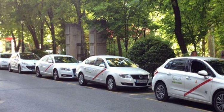 La Federación Regional del Taxi y el Instituto de la Mujer colaborarán para atender desplazamientos especiales en caso de violencia de género