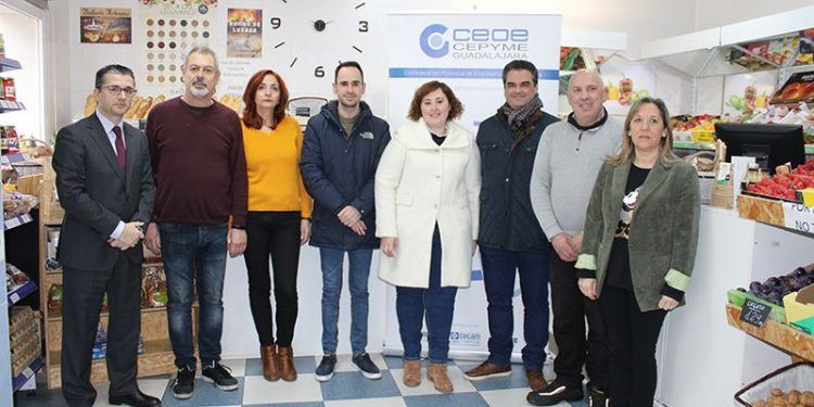 La ganadora del premio de los 1.500 euros del Doble, Doble de Navidad realiza sus compras en 11 de los comercios asociados La ganadora del premio de los 1.500 euros del Doble, Doble de Navidad realiza sus compras en 11 de los comercios asociados