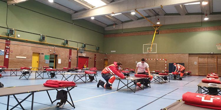 Cruz Roja Guadalajara monta un albergue para personas Sin Hogar en el Polideportivo del Colegio Badiel de la ciudad
