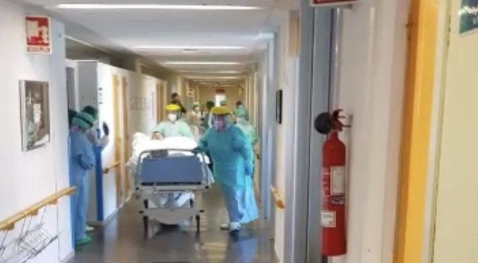 Deja la UCI y pasa a planta el primer paciente del Hospital de Guadalajara con coronavirus Deja la UCI y pasa a planta el primer paciente del Hospital de Guadalajara con coronavirus