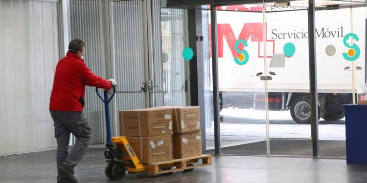 El Gobierno de Castilla-La Mancha está distribuyendo este viernes más de 1,3 millones de artículos de protección para los profesionales de los centros sanitarios de la comunidad autónoma