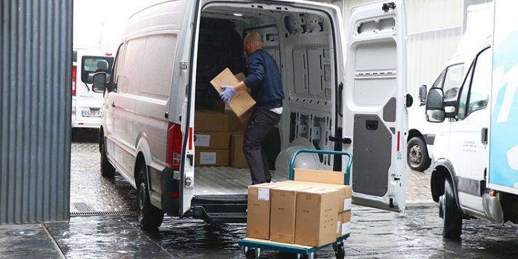 El Gobierno de Castilla-La Mancha realiza un tercer envío con más de 1,4 millones de artículos de protección para los profesionales de los centros sanitarios de región