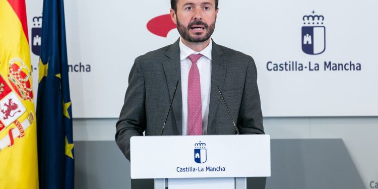 La Junta acuerda que la empresa pública medioambiental Geacam transporte al personal sanitario en los núcleos rurales de más difícil acceso para facilitar su labor
