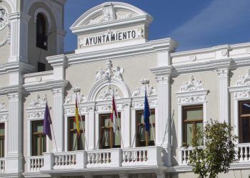 Las banderas del Ayuntamiento de Guadalajara ondearán a media asta en señal de duelo por el sufrimiento que está ocasionando el COVID-19