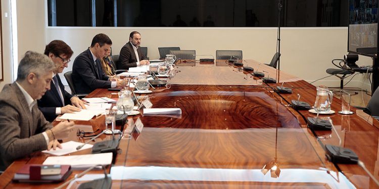 Sánchez traslada a los presidentes autonómicos que pedirá en el Congreso la prórroga de 15 días del estado de alarma
