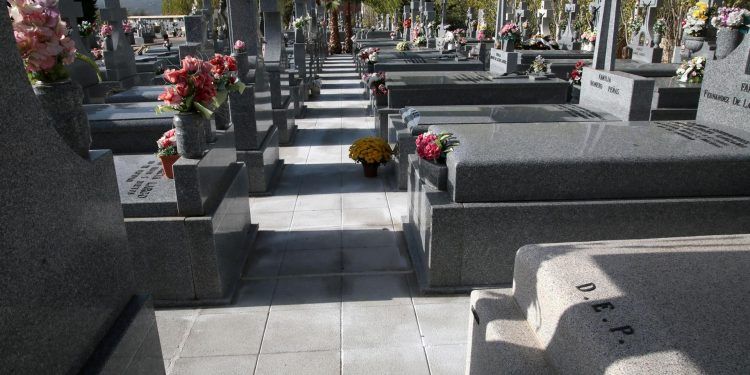 Sanidad prohíbe desde este lunes los velatorios y las ceremonias fúnebres para evitar el contagio