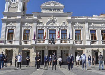Minuto de silencio en el Ayuntamiento de Guadalajara para recordar a las víctimas del coronavirus y a sus familias