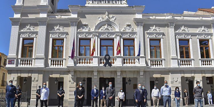 Minuto de silencio en el Ayuntamiento de Guadalajara para recordar a las víctimas del coronavirus y a sus familias