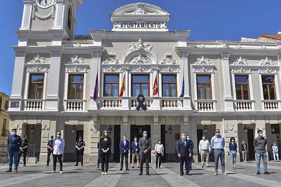 Minuto de silencio en el Ayuntamiento de Guadalajara para recordar a las víctimas del coronavirus y a sus familias