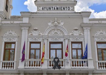 Un gran lazo negro expresa en el Ayuntamiento de Guadalajara el “el dolor y recuerdo” a las víctimas por parte de la ciudad