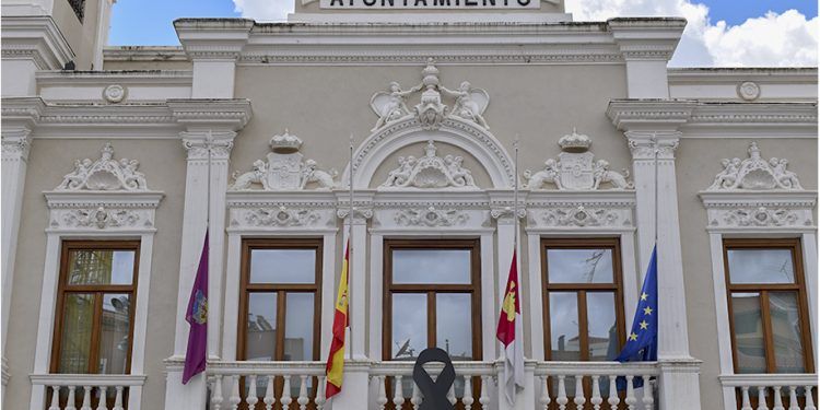 Un gran lazo negro expresa en el Ayuntamiento de Guadalajara el “el dolor y recuerdo” a las víctimas por parte de la ciudad