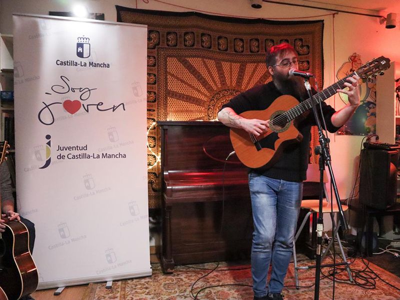El Gobierno regional pone en marcha una nueva edición de ‘Micros abiertos’ para dar una primera oportunidad a jóvenes músicos de canción de autor en Castilla-La Mancha