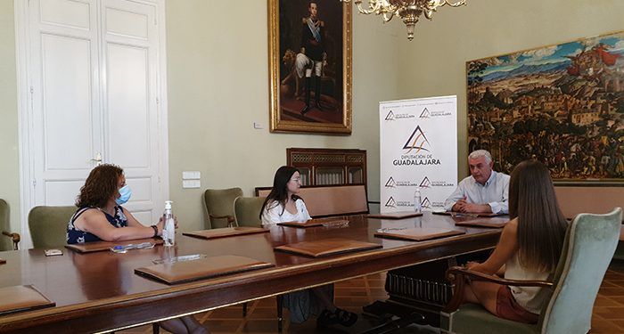 José Luis Vega felicita presencialmente a los sanitarios y sanitarias que se han alojado en la Residencia de Estudiantes para combatir el COVID-19 en Guadalajara