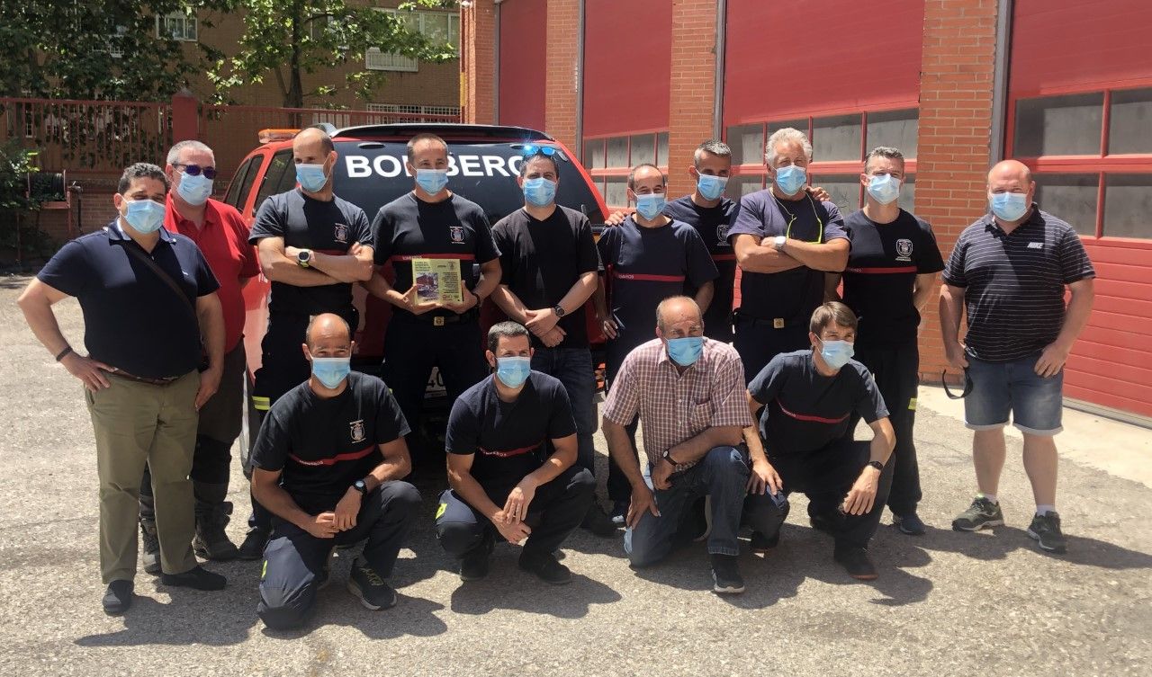 Los trabajadores de las ambulancias agradecen a los Bomberos de Guadalajara la ayuda prestada