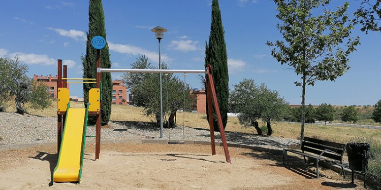 El barrio de la Juanjordana de Villanueva de la Torre estrena parque infantil