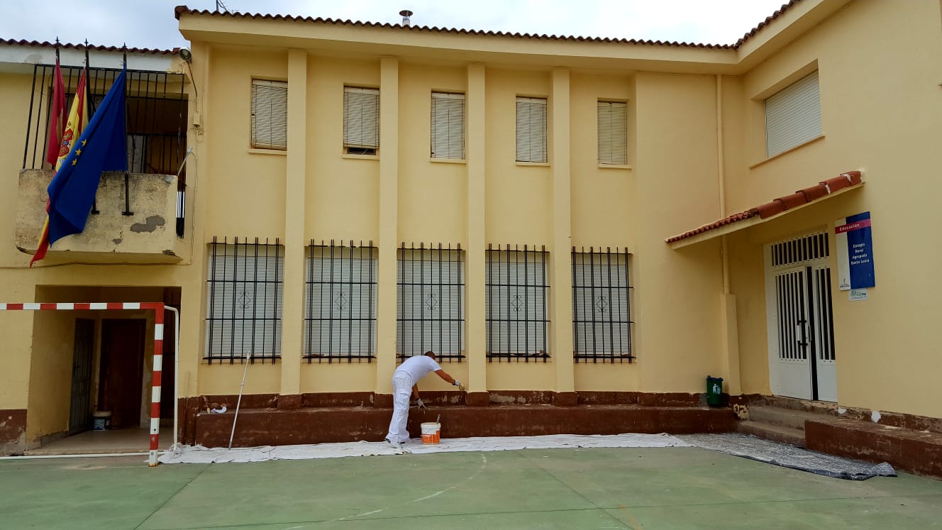 El Ayuntamiento de Pareja acondiciona su escuela para el comienzo de curso
