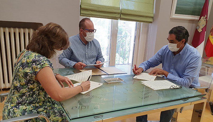 La Diputación de Guadalajara financia la restauración de cuatro libros históricos de La Caballada de Atienza