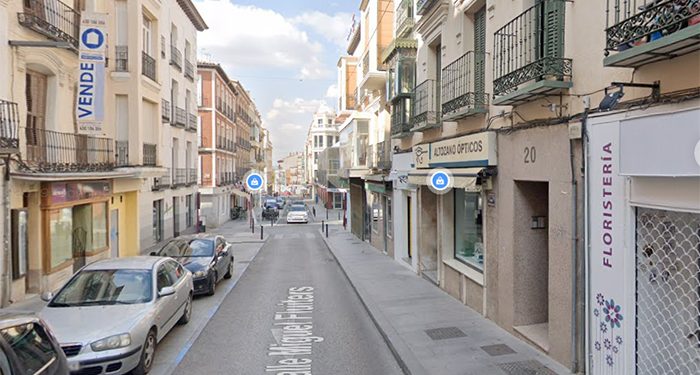 La calle Miguel Fluiters permanecerá cerrada al trafico este miércoles por la instalación de una decoración especial navideña