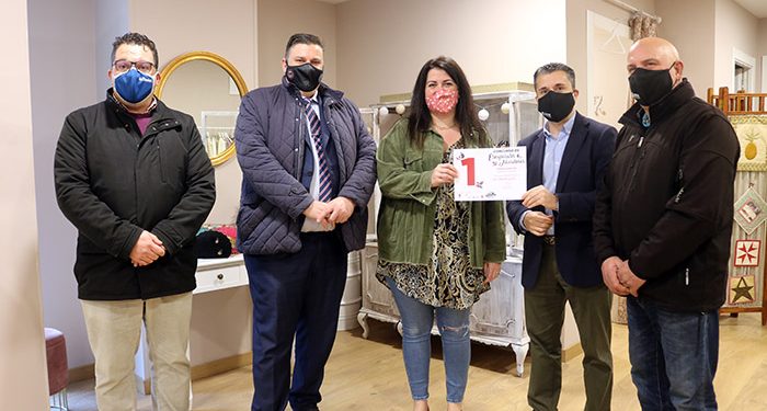 El Ayuntamiento de Guadalajara reparte 4.000 euros en premios a los comercios de la localidad gracias al concurso de escaparates de Navidad