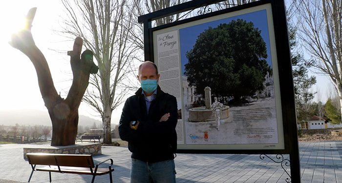 Pareja embellece y completa progresivamente el Parque de la Olma Vieja