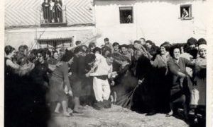A Gerardo Martínez “Barrabás”, en Espinosa de Henares, le dejaron en calzoncillos  el día de santa Águeda