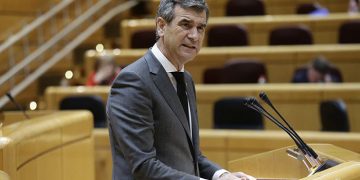 Román afirma que la vacunación rápida y masiva prevista por el Gobierno ha fracasado