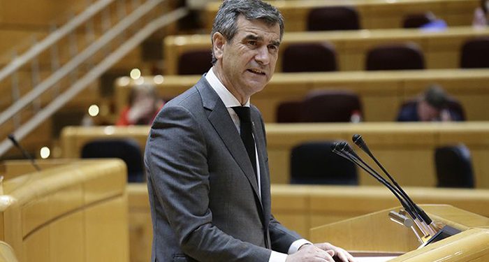 Román afirma que la vacunación rápida y masiva prevista por el Gobierno ha fracasado Román afirma que la vacunación rápida y masiva prevista por el Gobierno ha fracasado