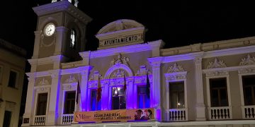 El Ayuntamiento de Guadalajara se ilumina  de morado por primera vez en la historia con motivo del Día Internacional de la Mujer
