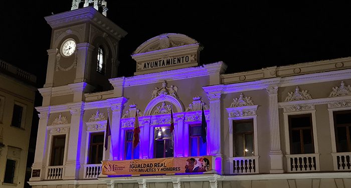 El Ayuntamiento de Guadalajara se ilumina  de morado por primera vez en la historia con motivo del Día Internacional de la Mujer