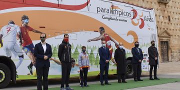 Rojo felicita al Comité Paralímpico Español en su 25 aniversario, que hoy hace parada en la ciudad con un autobús promocional