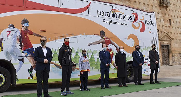 Rojo felicita al Comité Paralímpico Español en su 25 aniversario, que hoy hace parada en la ciudad con un autobús promocional