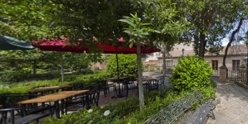 Podrás tomarte cañas en la caseta del guarda del parque de la Fuente de la Niña y el quiosco-bar del jardín de La Cotilla