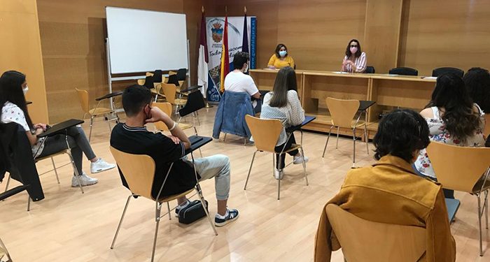 Simón se reúne con participantes del Foro Joven para “tener en cuenta sus opiniones” en los futuros proyectos municipales de dinamización juvenil Simón se reúne con participantes del Foro Joven para “tener en cuenta sus opiniones” en los futuros proyectos municipales de dinamización juvenil