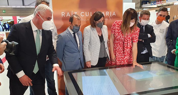 Vega: “Trabajamos para recuperar el turismo, que va ligado a la vida y los servicios en nuestros pueblos”