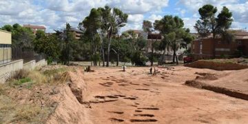 Las obras en el nuevo campus de la Universidad de Alcalá en Guadalajara ponen al descubierto un cementerio tardomedieval y restos de la antigua muralla andalusí de la ciudad