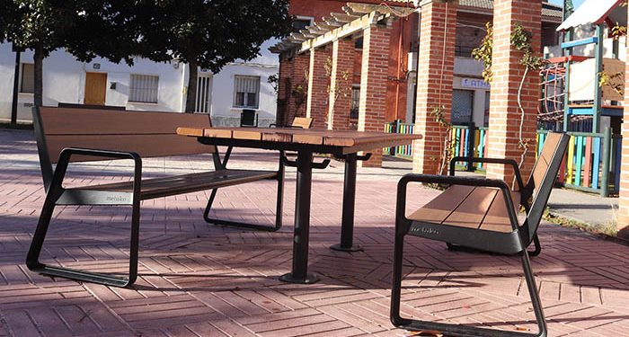 Bancos nuevos para la Plaza de la Iglesia y la Plaza de los Rosales de Cabanillas