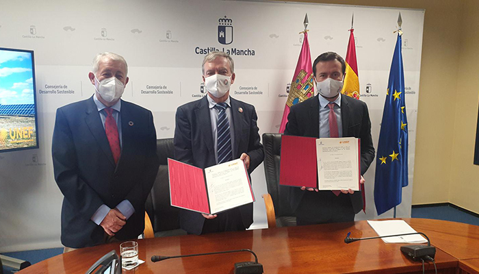 Castilla-La Mancha firma un protocolo con la UNEF para reforzar la instalación de plantas fotovoltaicas con respeto al medioambiente y la biodiversidad