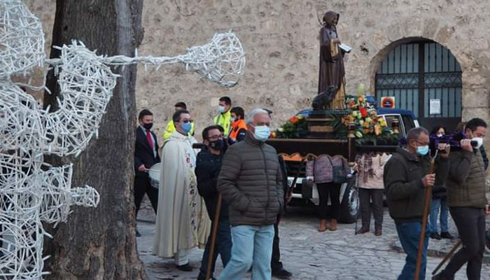En enero San Antón el primero o San Antón, viejo y tristón, convida a las muchachas a la oración