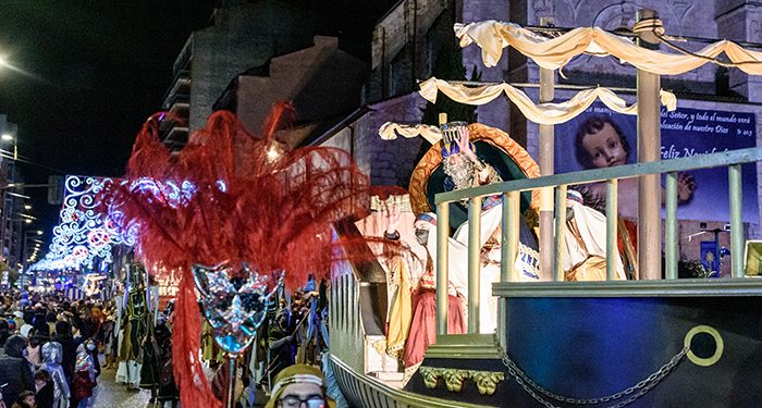 La Cabalgata de Reyes recorrió el centro de Guadalajara desplegando magia y fantasía ante una ciudad volcada a pesar de la lluvia