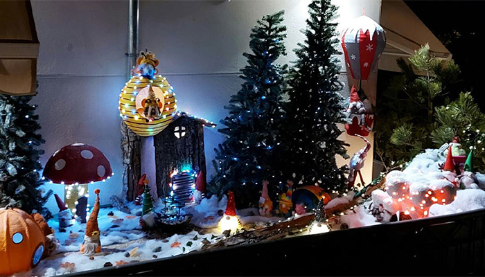 Un pueblecito de gnomos de Navidad junto al puente sobre el Tajo, vencedor del VII Concurso de Fachadas Navideñas de Trillo y comarca