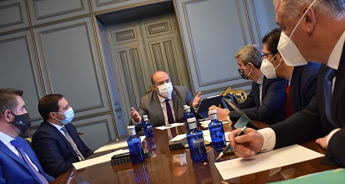 Gobierno regional y diputaciones comprometen su colaboración para facilitar la llegada de fondos europeos a las pequeñas corporaciones