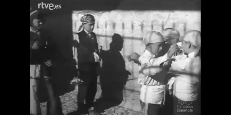 Julio Caro Baroja:“Tengo la sensación, y se lo digo a mi hermano, que estamos fotografiando cadáveres: cadáveres casi putrefactos.