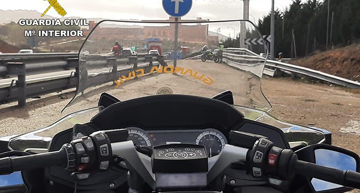 Conducía drogado, no tenía carnet y se hizo pasar por otra persona… La Guardia Civil de Guadalajara lo ha detenido