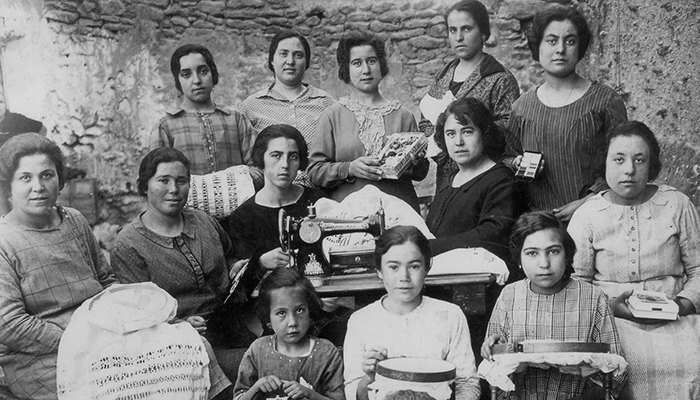 Grupo de costureras de Ledaña (Cuenca). 1927. Fondo Los legados de la Tierra. Archivo de la Imagen de Castilla-La Mancha.